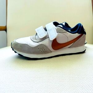 Nike MD Valiant Younger Kids' Shoe
Size US 12.5C